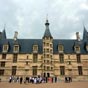 Nevers : Le palais ducal, lieu de résidence des Ducs de Nevers est considéré comme l'un des premiers châteaux de la Loire, avec sa large façade Renaissance, encadrée de tourelles polygonales et de fausses draperies. Conçu comme une façade pour affirmer le