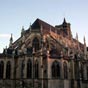 Nevers : Chevet de la cathédrale. Cet édifice de style gothique, a la particularité de posséder deux chevets. La cathédrale a en effet conservé dans sa partie ouest, à la place de la façade, le chevet d'une église romane orientée à l'envers. Cette particu