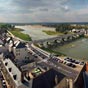 La Loire à Amboise. L'histoire de la cité est marquée par les destructions et les pillages des envahisseurs remontant la Loire. La ville doit pourtant son développement à l'activité fluviale et, aux XIIIè et XIVème siècles, elle connaîtra un calme relatif