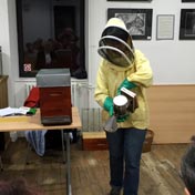 Marie présente "la tenue de combat" du bon apiculteur