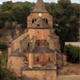 L'église de Sainte-Fauste est blottie parmi les arbres et paraît bien anodine extérieurement. Les remaniements du XIXe siècle ont masqué les éléments du sanctuaire roman originel. a l'intérieur, on découvre diverses statues de saints et de la Sainte Famil