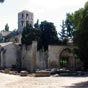 Avant votre départ sur la voie d'Arles, il vous faut consacrer une journée à la visite de cette remarquable cité, marquée par l'histoire depuis 2 500 ans. Les ruines de Saint-Honorat gardent de leur origine romaine un choeur et un clocher à deux étages d'