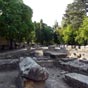 De l'époque romaine au Moyen Âge, les Alyscamps ont été une nécropole païenne puis chrétienne située à l'entrée sud-est de la cité d'Arles sur la via Aurelia, c'est-à-dire en dehors de la cité comme la plupart des nécropoles romaines. Ils comprenaient de 