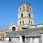 Le transept, partie la plus ancienne, est réalisé en appareils grossiers, à joints épais, sans marque de tâcherons. À la croisée du transept s’élève une coupole surmontée d’un clocher roman, haut de 42 m et de section carrée. Cette tour comprend trois éta