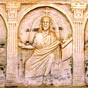 Trois sarcophages paléochrétiens ont été apportés dans l’église au XIXe siècle. Ici, sarcophage de Paulus Geminus (début Ve siècle), administrateur du Trésor des cinq provinces de Gaule, ayant exercé ses fonctions à Vienne puis à Arles lorsque y fut transférée vers 395 la préfecture du Prétoire. En marbre de Carrare, ce sarcophage a une composition unique à Arles: il est divisé en trois niches par des pilastres cannelés, dans celle du centre est représenté le Christ barbu avec au-dessus de sa tête une croix, dans celle de droite saint Pierre et celle de gauche saint Paul.