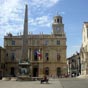 Arles, la place de la République avec l’hôtel de ville.