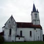 L’église Saint-Étienne d'Aroue, romane remaniée au XIXe siècle présente parmi ses sculptures du XIIe siècle un saint Jacques à cheval, image espagnole du « matamoro ».