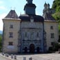 Sanctuaire de Notre-Dame de Bétharam. Au XVe siècle, selon la tradition, la Vierge Marie sauve de la noyade une jeune fille tombée dans le gave en lui tendant un rameau. En béarnais, beth arram signifie « beau rameau ». Au début du XVIIe siècle, le prêtre