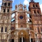 La cathédrale Santa Maria est imposante, sa construction, en grès rose, a débuté en 1471 et s'est achevée à la fin du siècle suivant.