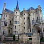 Le Palais épiscopal d'Astorga fut conçu par Antoni Gaudi, ami de l'évêque de l'époque en style néo-gothique. Il abrite le Museo de los Caminos (musée des Chemins), dédié aux chemins du pèlerinage de Saint-Jacques-de-Compostelle.