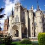 La conception de Gaudí repose sur un contraste entre l'extérieur à l'allure de château et l'intérieur rappelant les églises gothiques. Il cherche ainsi à rendre hommage au passé médiéval d'Astorga. Le château recourt aux éléments caractéristiques, comme l