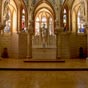 Vue de la chapelle. C'est la pièce la plus décorée avec des fresques sur les surfaces planes, des mosaïques sur la nef, des chapiteaux, des sculptures et des vitraux.