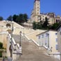 Auch : Les grands escaliers relient la ville haute à la ville basse, sur 35 mètres de dénivelé au moyen de 374 marches, avec les volées doubles. Cet ouvrage d'art néoclassique, magnifique a fait l'objet d'une rénovation à partir de 2010.