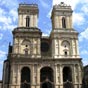 L'entrée de la cathédrale Sainte-Marie d'Auch. Bâtie lentement à partir de 1489 sur une crypte, ce vaste édifice, à trois nefs, mesure 103 m de long et 35 de large. Elle est de style gothique flamboyant, fortement influencé par la Renaissance. Elle fut co