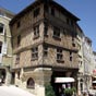 La vieille ville d'Auch nous livre quelques anciennes et superbes maisons...On y accède en gravissant 230 marches (mais elles sont 370 avec les volées doubles; à mi-parcours, une statue de d'Artagnan) de l'escalier monumental qui ne date que de 1863.  