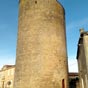 Une tour rappelle la présence du château d'Aulnay rasé en 1840.