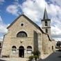 L'église Saint-Etienne présente à l'est des parties romanes.