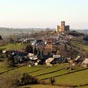 Le château de Mauvezin. Ce village perché et son château dominent les Baronnies. Ce site exceptionnel a été aménagé dès l'époque romaine, mais le château actuel date du XIIème siècle. Le célèbre et influent comte de Foix, Gaston Fébus, achèvera l'édifice 