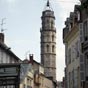 De type gothique flamboyant, la tour des Jacobins, beffroi carré aux deux premiers étages puis octogonal de 35 mètres de hauteur, est le vestige de ce qui fut l'église des frères prêcheurs. 