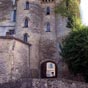 Bazas : Les vestiges de l'enceinte sont disséminés autour de centre-ville. Les principaux endroits sont la porte du Gisquet (photo), la poterne de la Brèche, les murs de soutien de la cathédrale, du jardin public en contrebas et ceux de l'allée de Tourny.