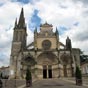 Bazas : Nous approchons de la cathédrale Saint-Jean-Baptiste. Elle conerve du sang en relique, a été édifiée aux XIIIe et XIVe siècles sur le modèle des grandes cathédrales gothiques du nord de la France. La cathédrale a été dévastée en grande partie par 