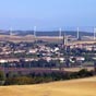 Avignonet-Lauragais : Situé sur la route des vacances vers la mer Méditerranée, le village est visible depuis l'autoroute par la présence de plusieurs éoliennes entraînées par le vent d'Autan qui balaie la plaine. Non loin une autre voie de communication,