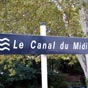 -	Le canal du Midi est un canal français qui relie la Garonne à la mer Méditerranée. D'abord nommé « canal royal en Languedoc », les révolutionnaires le rebaptisent en « canal du Midi » en 1789. Il est considéré par ses contemporains comme le plus grand chantier du XVIIe siècle. Avec le canal de Garonne, il est aussi dénommé « canal des Deux-Mers » car il fournit une voie navigable de l'océan Atlantique à la mer Méditerranée.