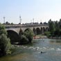 Départ d'Orléans, nous ne franchissons pas le pont Georges V mais continuons le long de la rive droite. Le pont d'Orléans, dénommé d'abord pont Royal, puis pont National et, au cours de la Première Guerre mondiale, pont Georges V, en l'honneur du roi d'An