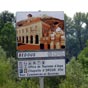 Bedous est un village bâti autour de la place du marché, entourée par la mairie, l'église et de nombreux petits commerces.