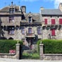 Le manoir Sainte-Marie-des-Remparts : Il a été construit en 1935 par Ernest Barthélémy qui a réemployé les éléments architecturaux laissés à l'abandon ou donnés par des propriétaires.