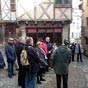 Nos confrère en pleine discussion devant les maisons à colombages.