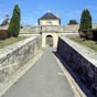 La porte Dauphine (1689) est, avec la porte royale, l'un des deux accès à la citadelle.