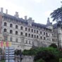 Blois : Le château reconstruit par Louis XII et François Ier, à la place de la forteresse médiévale, fut la résidence favorite des rois de France à la Renaissance. Situé au cœur de la ville de Blois, sur la rive droite de la Loire, le château royal de Blo