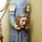 La statue de Sainte Solange dont la légende raconte que la jeune fille pieuse repoussa les avances de l'un des fils du Comte de Bourges, ce dernier, de rage, lui coupa la tête. La jeune fille décapitée prit alors sa tête dans les mains pour l'emporter dan