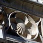 La coquille sur la façade du musée Jacques Coeur, une indéniable rérérence à saint Jacques.