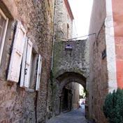 Charmante ruelle dans le vieux Brioude