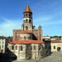 La basilique Saint-Julien avec 74 mètres de longueur, est la plus grande église romane d'Auvergne. Construite entre le XIIe et le XIVe siècle, elle est remarquable par ses fresques polychromes et son pavage de galets aux motifs géométriques ou ornementaux (rosaces, fleurs de lys…) (Cédit photos de notre consoeur M.C Rothier).