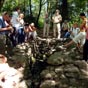 La fontaine de Barenton expliquée et dévoilée  par Jean-Claude qui fut, avec Elisabeth des guides pationnants  et appréciés...Le culte des eaux, vives ou dormantes, remonte à la plus haute antiquité. Dotées d'un pouvoir de communication privilégié avec l'"Autre-Monde" et de celui de guerir , elles ont été particulièrement vénérées par les Celtes. Le thème de la "fontaine merveilleuse" revient fréquemment, et celle de Barenton s'inscrit parfaitement dans cette lignée avec ses pouvoirs de guerison, de divination et de fécondité. De plus, elle est le lieu de prédilection des fées qui ont succédé aux divinités fénimines celtiques. Son eau soignait, disait-on, la rage ainsi que diverses maladies infantiles et mentales.Afin de connaître la date de leurs noces, les jeunes filles de la région avaient coutume de jeter des épingles dans cette fontaine; si l'eau se mettait à bouillonner, le mariage était assuré dans l'année, sinon il se ferait  attendre , d'où le dicton populaire : "Quand Barenton rit, on se marie."Mais c'est son pouvoir de déclencher l'orage et la pluie qui l'a rendue célèbre en Europe dès le Moyen Âge....