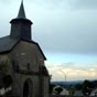 Saint-Priest-La-feuille : l'église romane très massive qui se dresse au coeur du village fut bâtie au XIIIe siècle. L'édifice est flanqué de deux tours qui furent ajoutées plus tard.