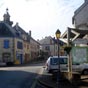 Bénévent-l'Abbaye, place centrale avec panneau d'information.