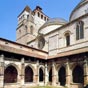 Le cloître du XVe siècle : Une porte, à droite du chœur, permet d'accéder au cloître gothique flamboyant qui fut édifié en 1504 par l'évêque Antoine de Luzech. Les sculptures profanes représentant des coquillards, des buveurs, des musiciens, un architecte