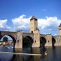 Nul doute, le monument le plus célèbre de Cahors : le pont Valentré. Il est classé au titre des monuments historiques par la liste de 1840 et depuis 1998 au patrimoine mondial de l'UNESCO, au titre des chemins de Saint-Jacques-de-Compostelle en France.