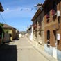 Nous arrivons dans la rue principale de Calzadilla de la Cueza, un village aux maisons d'adobe, traversé de part en part par le Camino, l'ancienne voie romaine Aquitania qui reliait Bordeaux à Astorga.