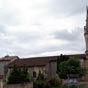 L'église Notre-Dame, située dans le bourg de Bernos près de la mairie, initialement construite vers le Xe siècle, comporte un chevet gothique du XVe siècle et une nef à deux chapelles symétriques du XVIe siècle.