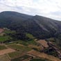 Montagne d'Alaric : Son nom provient de la présence des Wisigoths dans le Sud Ouest de la France au Ve siècle. Avant d'atteindre la cité de Carcassonne le parcours nous fait traverser des vignobles et cotoyer le causse désert de la montagne d'Alaric...Rem