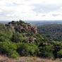 La montagne d'Alaric, contrefort nord du massif des Corbières est constituée de deux barres rocheuses calcaires. D'une longueur d'une quinzaine de kilomètres, elle s'étire d'ouest en est de la commune de Monze à celle de Fabrezan, sa largeur va grandissan