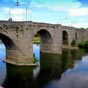 Le pont vieux enjambe l'Aude du haut de ses douze arches en plein cintre. Long de 200 m, il date du VIVe siècle et a été restauré en 1820.