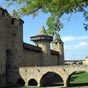 Le château comtal : Il constitue une véritable forteresse au sein de la Cité. Il est entourré de fossés et de remparts dominés de tours de défense. L'entrée est protégée par une herse et un pont-levis.