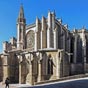 Basilique Saint-Nazaire : Elle se trouve au coeur de la Cité, protégée par les deux enceintes fortifiées et leur 52 tours. De l'ancienne église consacrée en 1006, ne subsiste que la nef, mais la basilique reste une totale réussite architecturale romane, remaniée au XIIIe siècle après la victoire contre les Cathares.