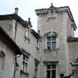 Hôtel de Viviès, le plus bel hôtel particulier de Castres au XVIe siècle. Il a été construit par monseigneur de Rozel, avocat à la chambre de l'Édit. La construction classique de l'hôtel s'ordonne autour de la cour d'entrée ouverte sur la rue par un grand portail. Ce premier élément affiche le rang du propriétaire. Il est surmonté par un panneau sculpté qui portait les armes de la famille. 